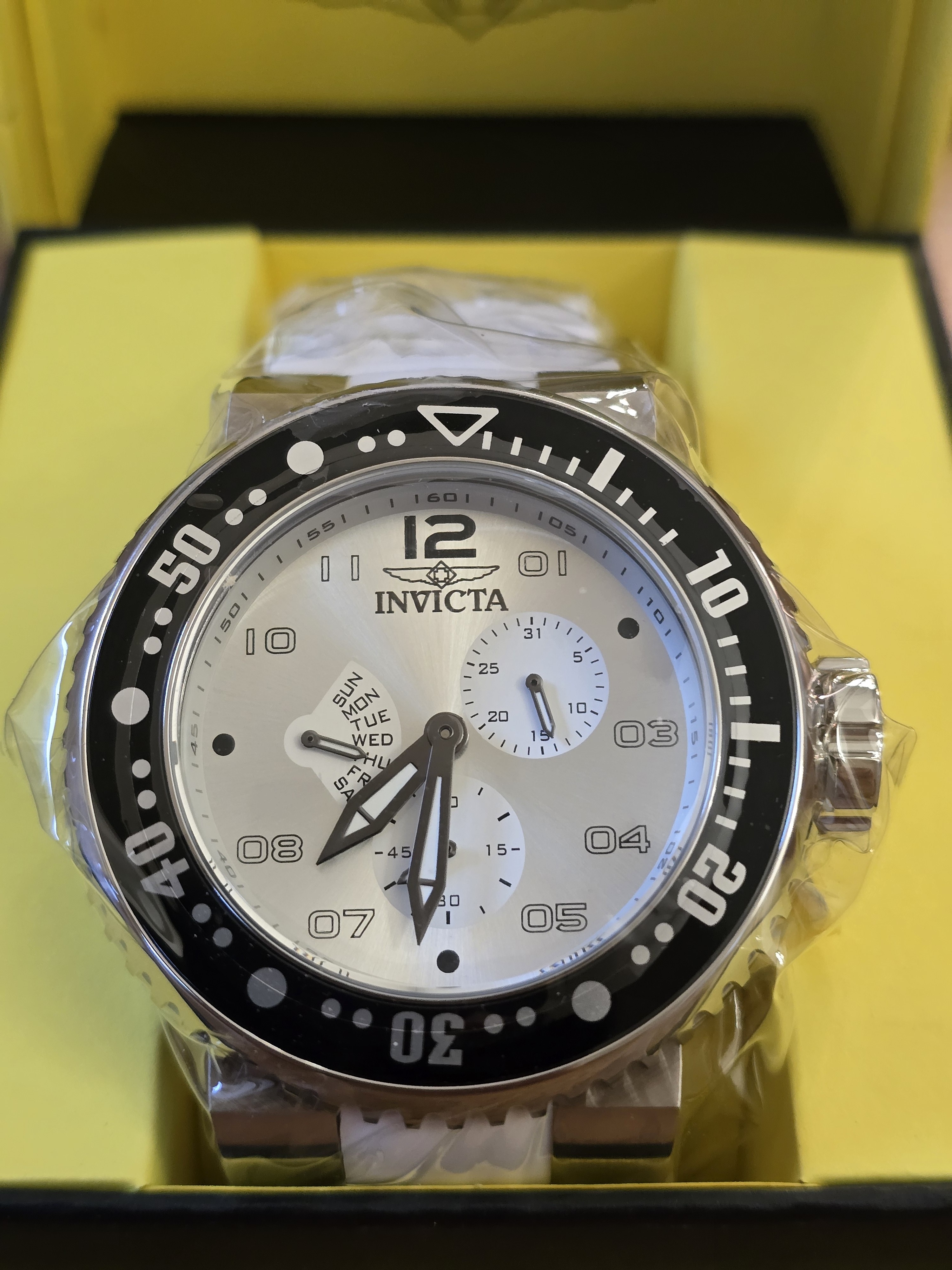 Invicta Mens White Dial BlackBezel Sports Watch
